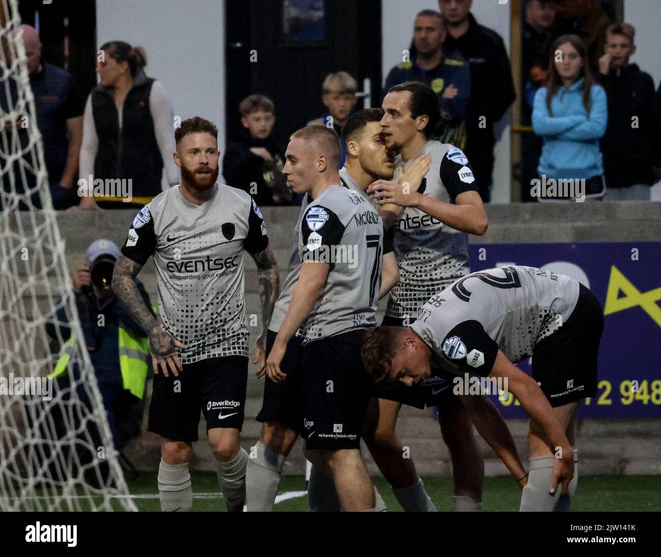 Stangmore Park, Dungannon, County Tyrone, Nordirland, Großbritannien. 02. September 2022. Premiership der Danske Bank – Dungannon Swifts / Coleraine. Action vom heutigen Spiel im Stangmore Park (Dungannon Swifts in Blau). Ein Kreuz von Jamie Glackin (rechts) sah, dass Dungannon Swifts ein eigenes Tor zugestand. Kredit: CAZIMB/Alamy Live Nachrichten. Stockfoto