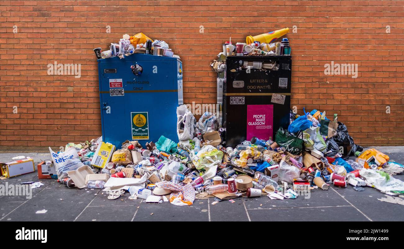 GLASGOW, SCHOTTLAND, Vereinigtes Königreich - 29. AUGUST 2022: Mülltonnen, die während der Scotland bin Streiks mit Müll überfüllt wurden Stockfoto