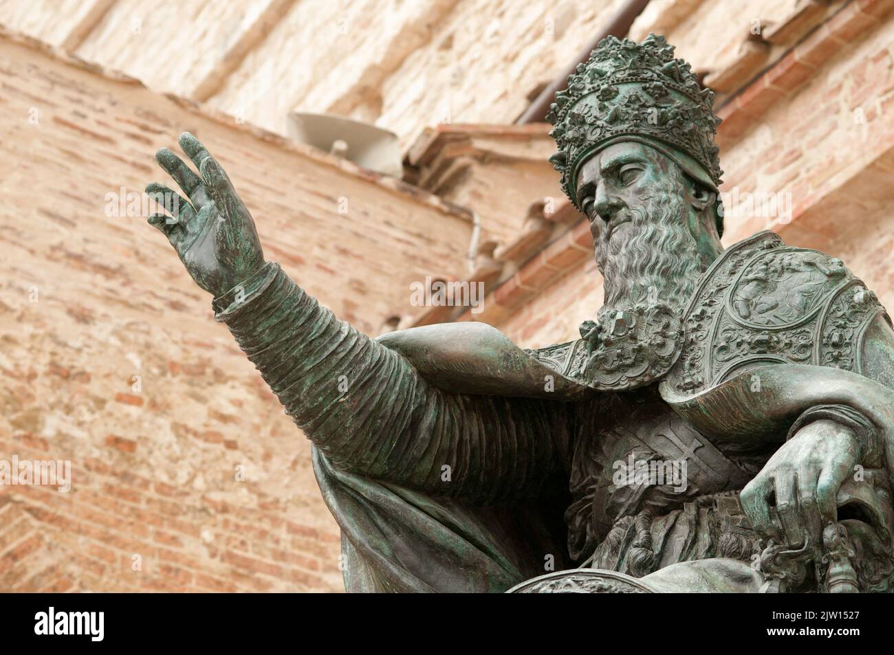 Niedrige Ansicht der Bronzestatue von Papst Giulius (Giulio) III vor der Kathedrale St. Lorenzo (Perugia, Italien) Stockfoto