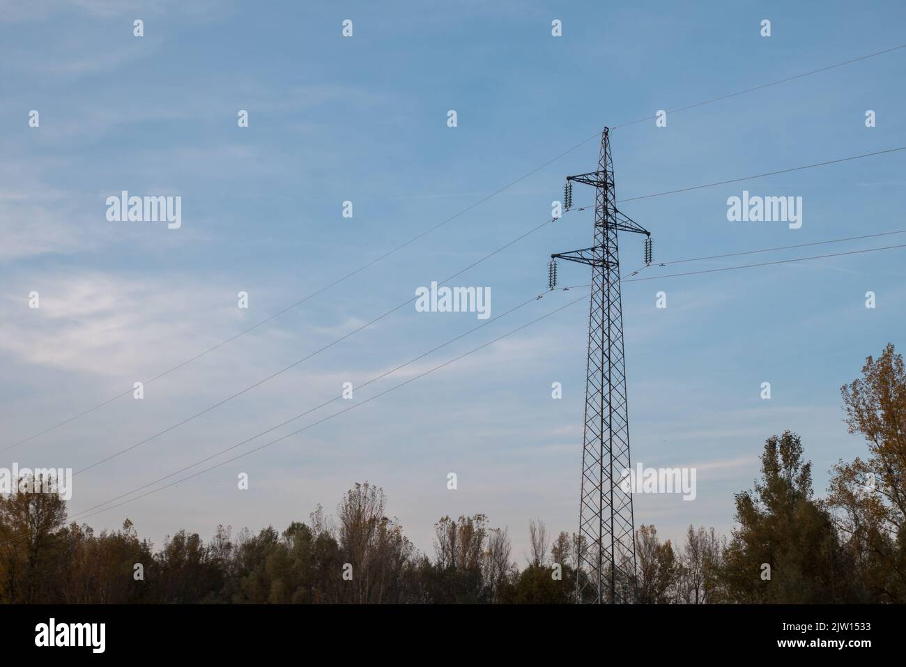Strommast, Elektrischer Pylon, Drähte, blauer Himmel, Wolken Stockfoto