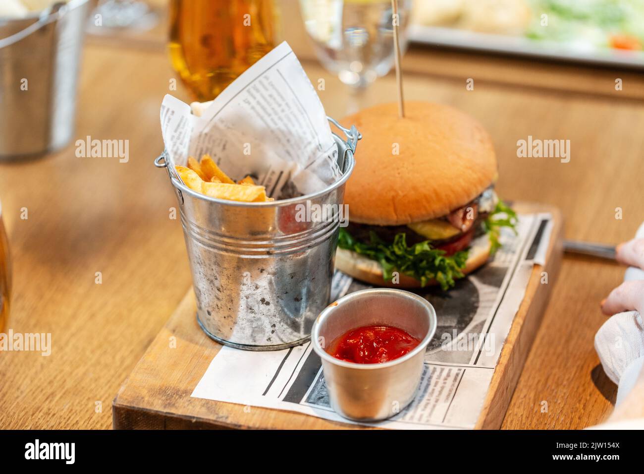 Nahaufnahme von pommes Frites, Ketchup und Burger Stockfoto