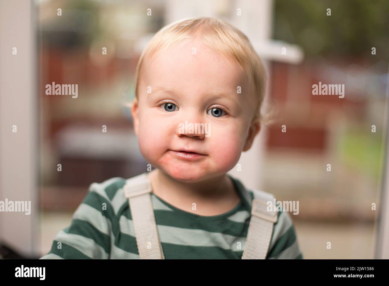 Blonde Kleinkind junge Blick seltsam in die Kamera. Stockfoto