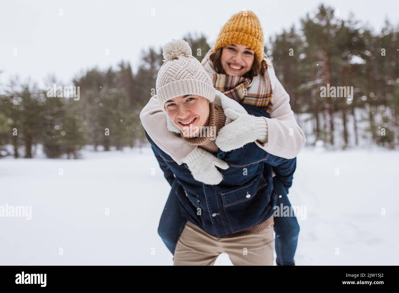 Glückliches Paar, das Spaß im Winter Park hat Stockfoto