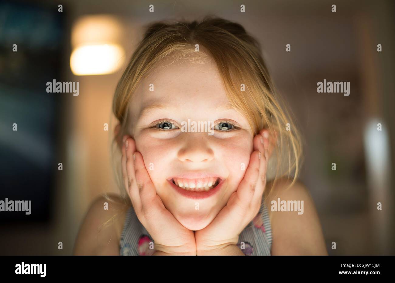 Junges Mädchen in der Nähe der Kamera mit einem V-Hände-Pose und lächelnd geradeaus. Stockfoto