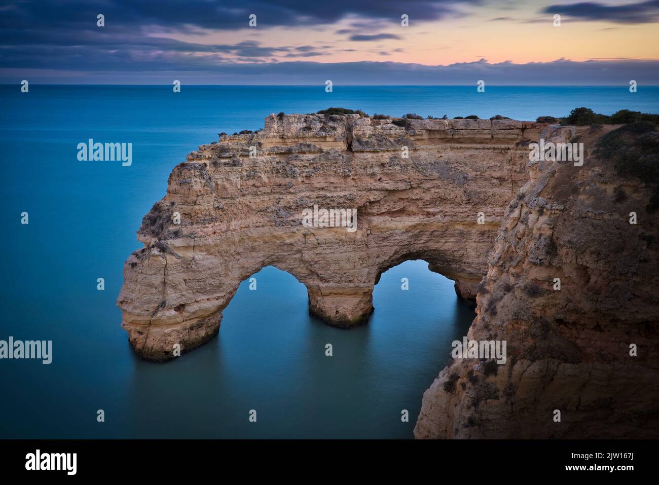 Foto des Naturbogens an der Algarve Portugal Stockfoto