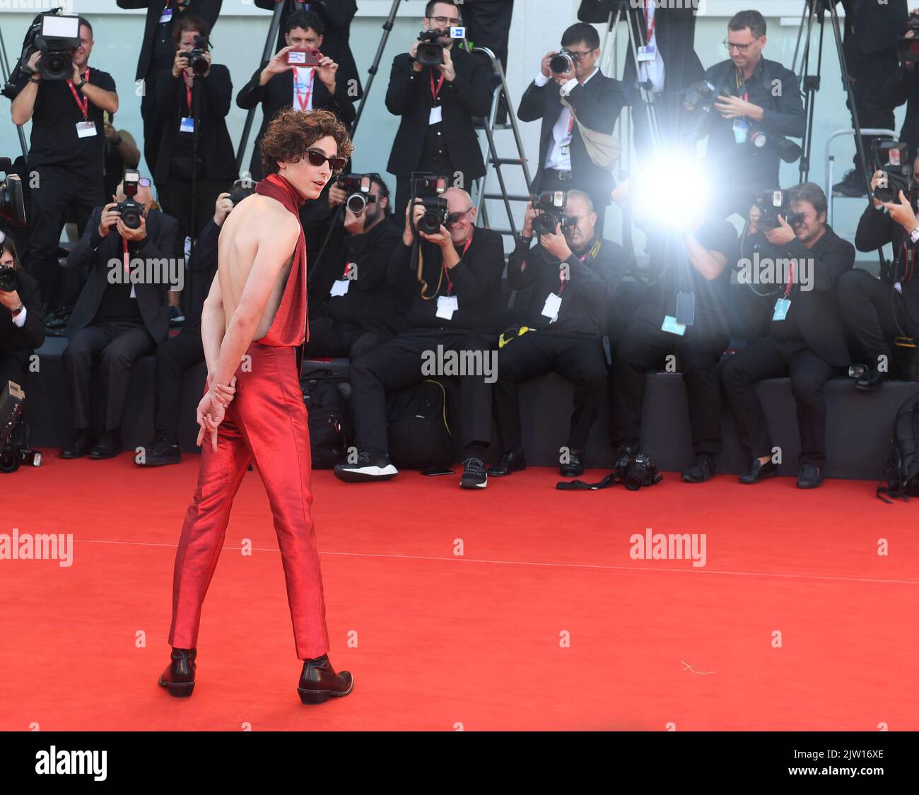 Venedig, Italien. 02. September 2022. Der amerikanische Schauspieler Timothee Chalamet nimmt am Mittwoch, den 2. September 2022, an der Premiere von Bones and All beim Filmfestival 79. in Venedig Teil. Foto von Rune Hellestad/ Credit: UPI/Alamy Live News Stockfoto