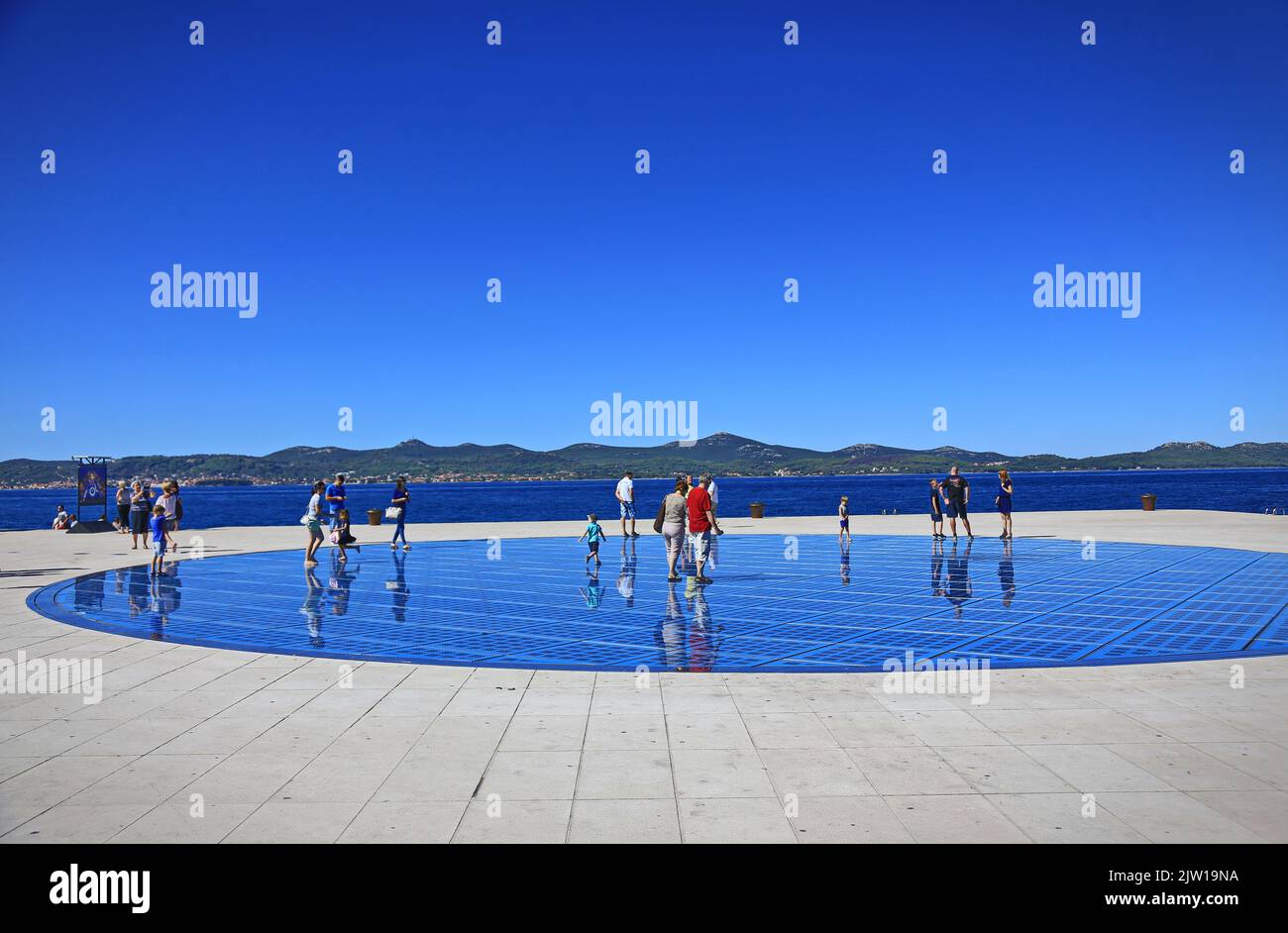 Sonnenkollektoren als Pflaster des Platzes in der Stadt Zadar ZADAR, KROATIEN - AUGUST 2019 Stockfoto