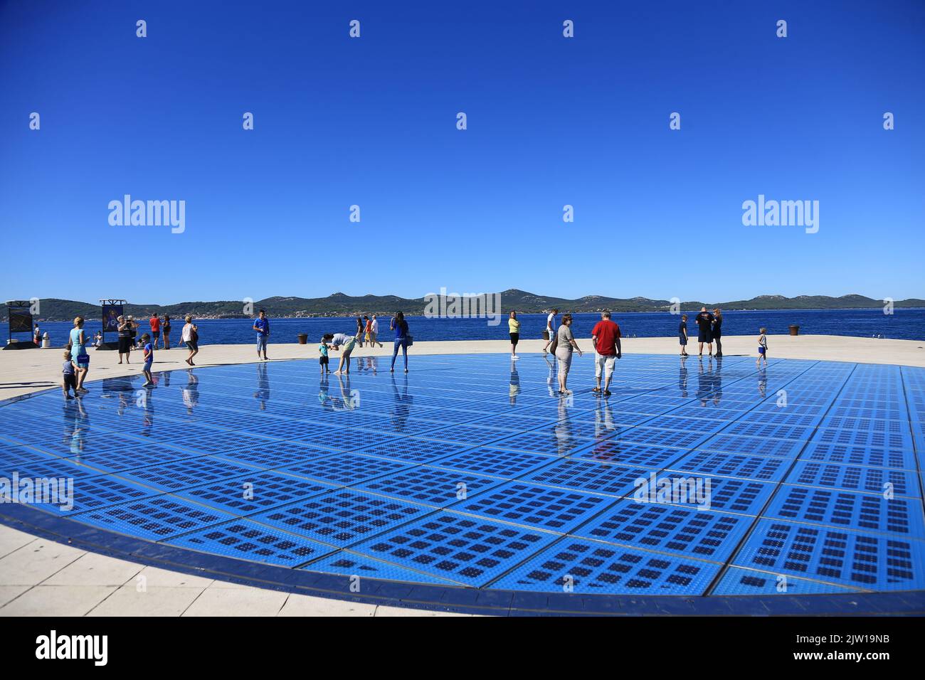 Sonnenkollektoren als Pflaster des Platzes in der Stadt Zadar ZADAR, KROATIEN - AUGUST 2019 Stockfoto
