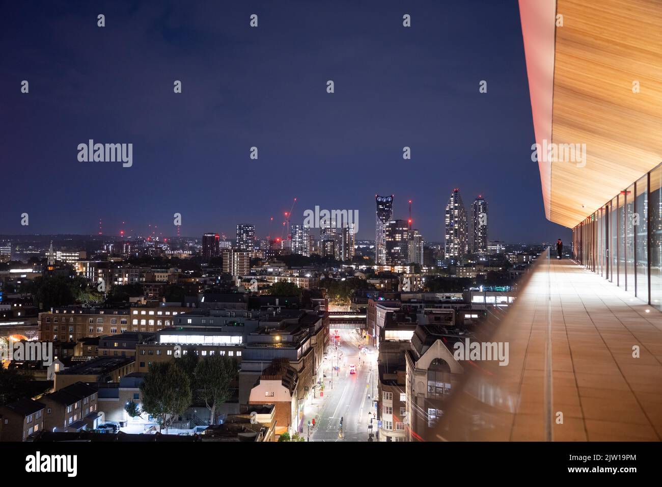 Das Büro im obersten Stock blickt auf die Southwark Bridge Road und den Elefanten und das Schloss Stockfoto