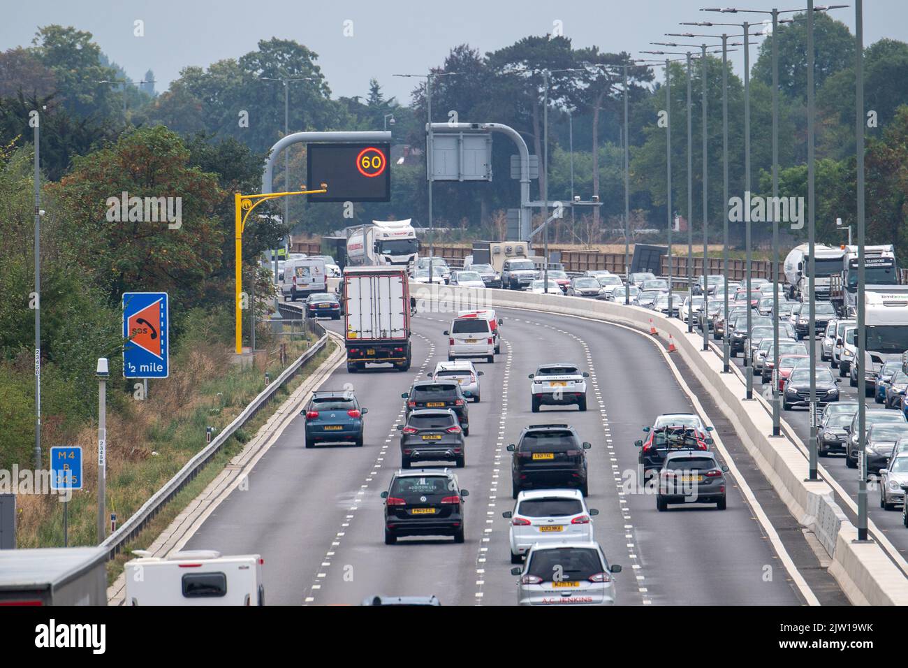 Datchet, UK. 2.. September 2022. Es wurde berichtet, dass Premierministerin Liz Truss sagte, dass sie intelligente Autobahnen stoppen würde. Sie hat auch gesagt, dass sie die Aufhebung der Geschwindigkeitsbegrenzung auf Autobahnen in Betracht ziehen würde, wie dies in Deutschland der Fall ist. Quelle: Maureen McLean/Alamy Live News Stockfoto