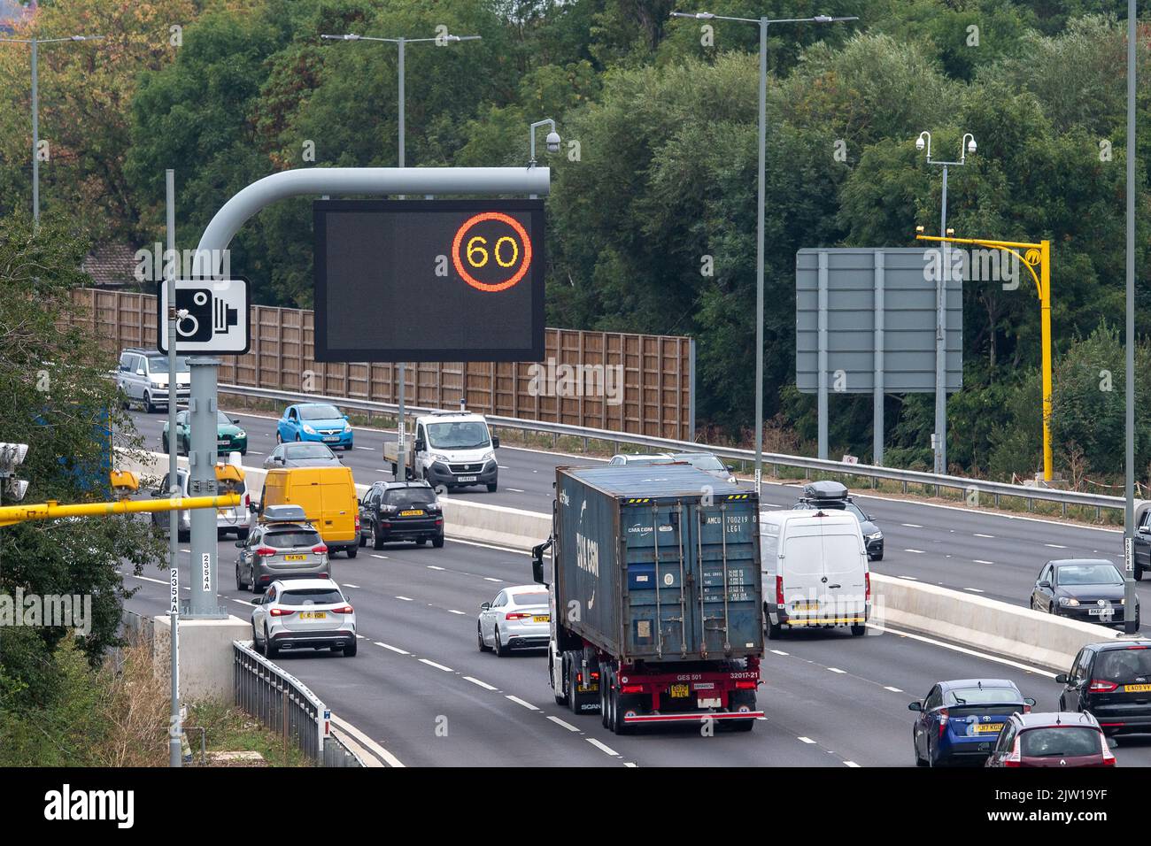 Datchet, UK. 2.. September 2022. Es wurde berichtet, dass Premierministerin Liz Truss sagte, dass sie intelligente Autobahnen stoppen würde. Sie hat auch gesagt, dass sie die Aufhebung der Geschwindigkeitsbegrenzung auf Autobahnen in Betracht ziehen würde, wie dies in Deutschland der Fall ist. Quelle: Maureen McLean/Alamy Live News Stockfoto