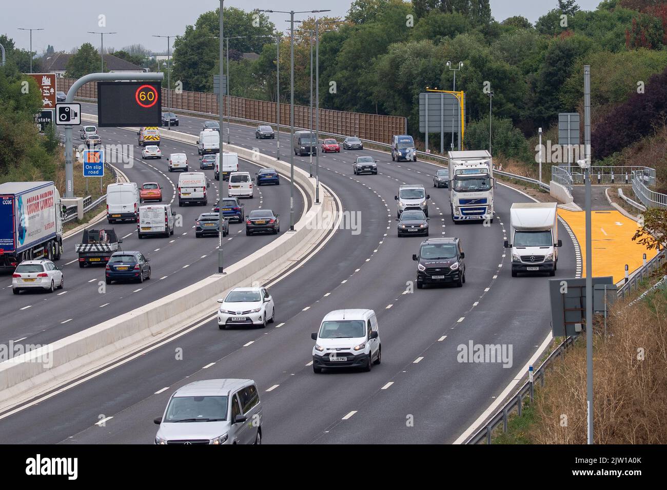 Datchet, UK. 2.. September 2022. Es wurde berichtet, dass Premierministerin Liz Truss sagte, dass sie intelligente Autobahnen stoppen würde. Sie hat auch gesagt, dass sie die Aufhebung der Geschwindigkeitsbegrenzung auf Autobahnen in Betracht ziehen würde, wie dies in Deutschland der Fall ist. Quelle: Maureen McLean/Alamy Live News Stockfoto