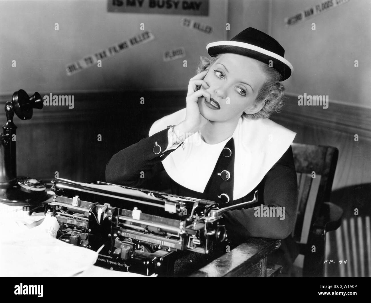 BETTE DAVIS bei Schreibmaschine auf DER TITELSEITE FRAU 1935 Regisseur MICHAEL CURTIZ Kostümdesign Orry-Kelly Warner Bros. Stockfoto
