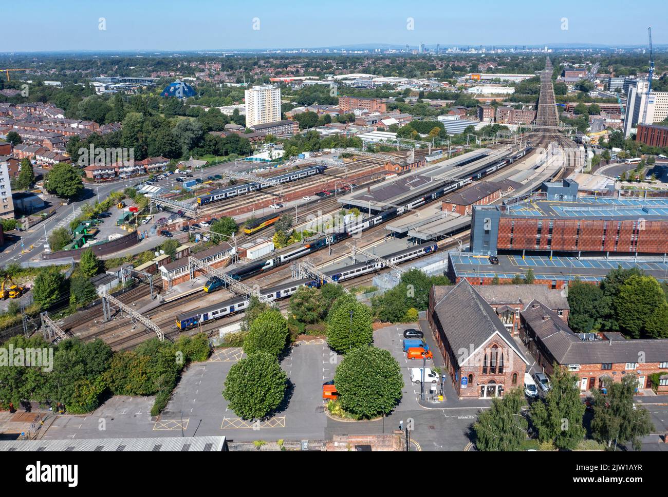 Northerns 150113 156461 2B14 1108 Manchester Piccadilly nach Buxton, Abfahrt Stockport. 12.. August 2022. Stockfoto
