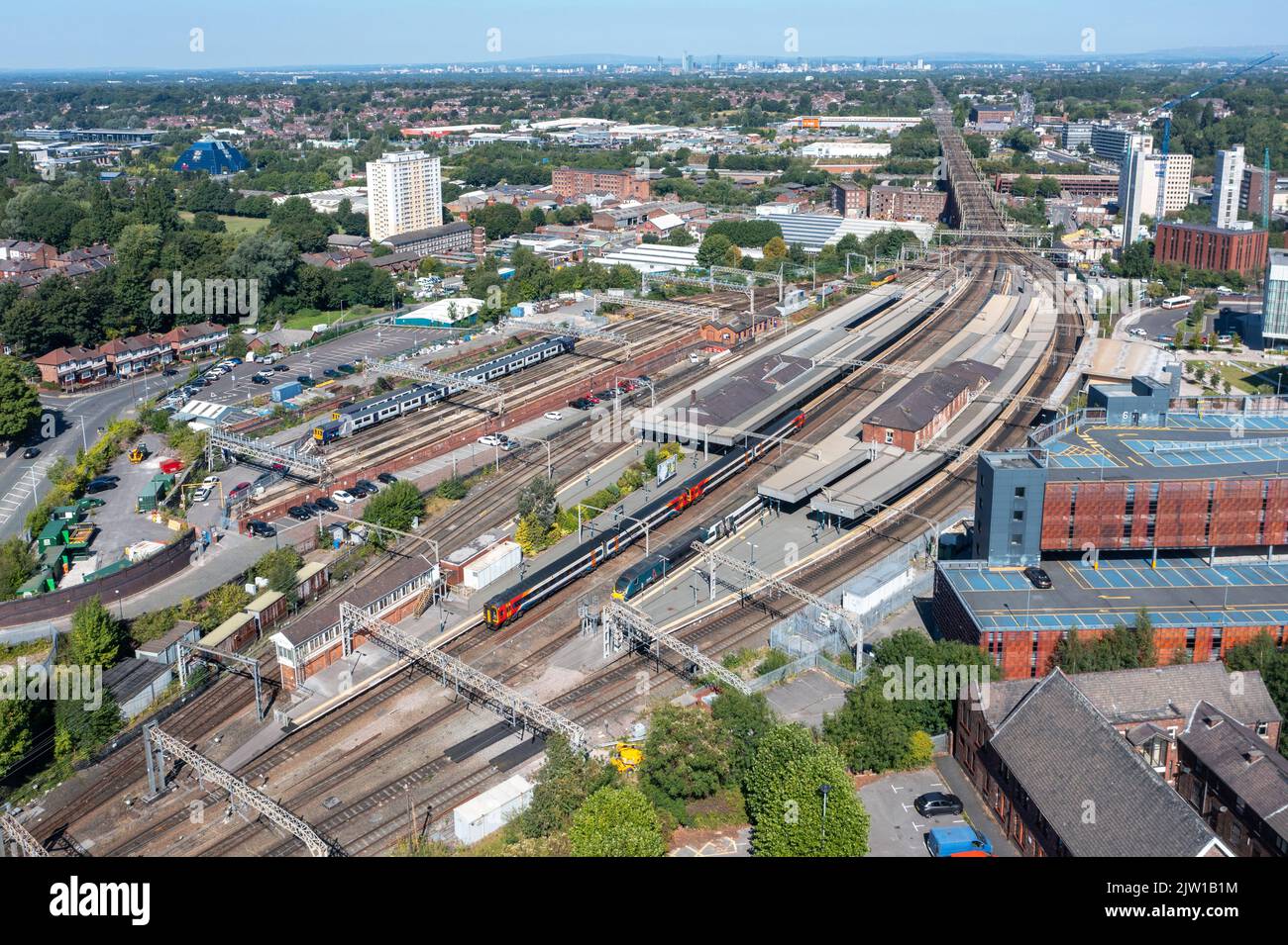 Die Züge der Linien 158806 158847 1R62 0651 Norwich nach Liverpool Lime Street kommen in Stockport an. 12.. August 2022. Stockfoto