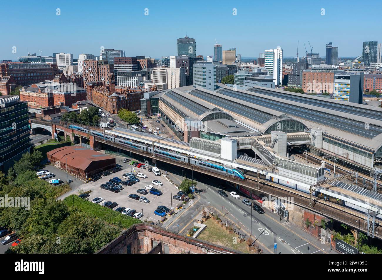 Der Trans Pennine Express 802215 1S56 1210 vom Flughafen Manchester nach Edinburgh fährt ab Manchester Piccadilly. 12.. August 2022. Stockfoto
