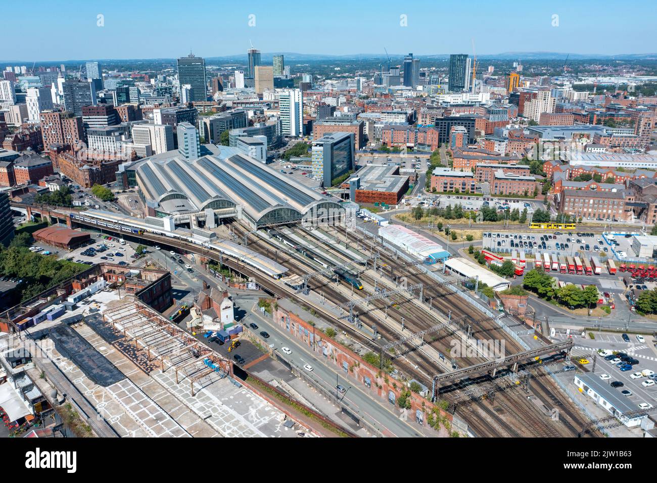 Große, offene Manchester Piccadilly Station. 12.. August 2022. Stockfoto