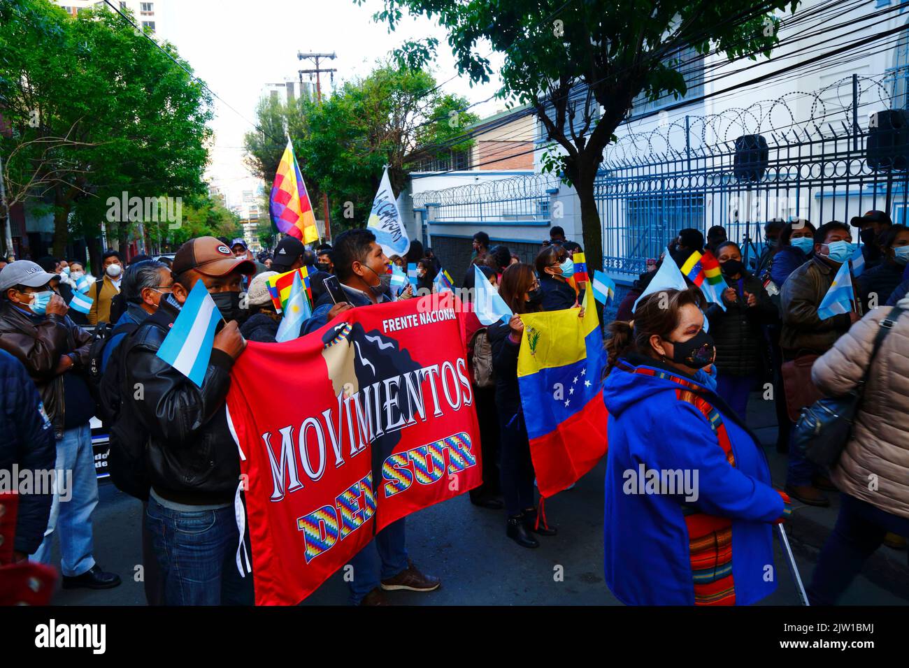 Sopocachi, La Paz, Bolivien, 2.. September 2022: Mitglieder sozialer Bewegungen versammeln sich vor der argentinischen Botschaft in La Paz, um ihre Unterstützung für Argentiniens Vizepräsidentin Cristina Fernández de Kirchner zu zeigen, die gestern Abend einen Attentat vor ihrem Haus in Buenos Aires knapp überlebte. Der in Brasilien geborene Schütze, der sich in einer Menge ihrer Unterstützer zu Fuß von ihr erreichen ließ, wurde von der Polizei in Gewahrsam genommen. Fernández de Kirchner, die von 2007 bis 2015 auch Argentiniens Präsidentin war, ist eine langjährige Verbündeter der linken Regierung Boliviens. Stockfoto