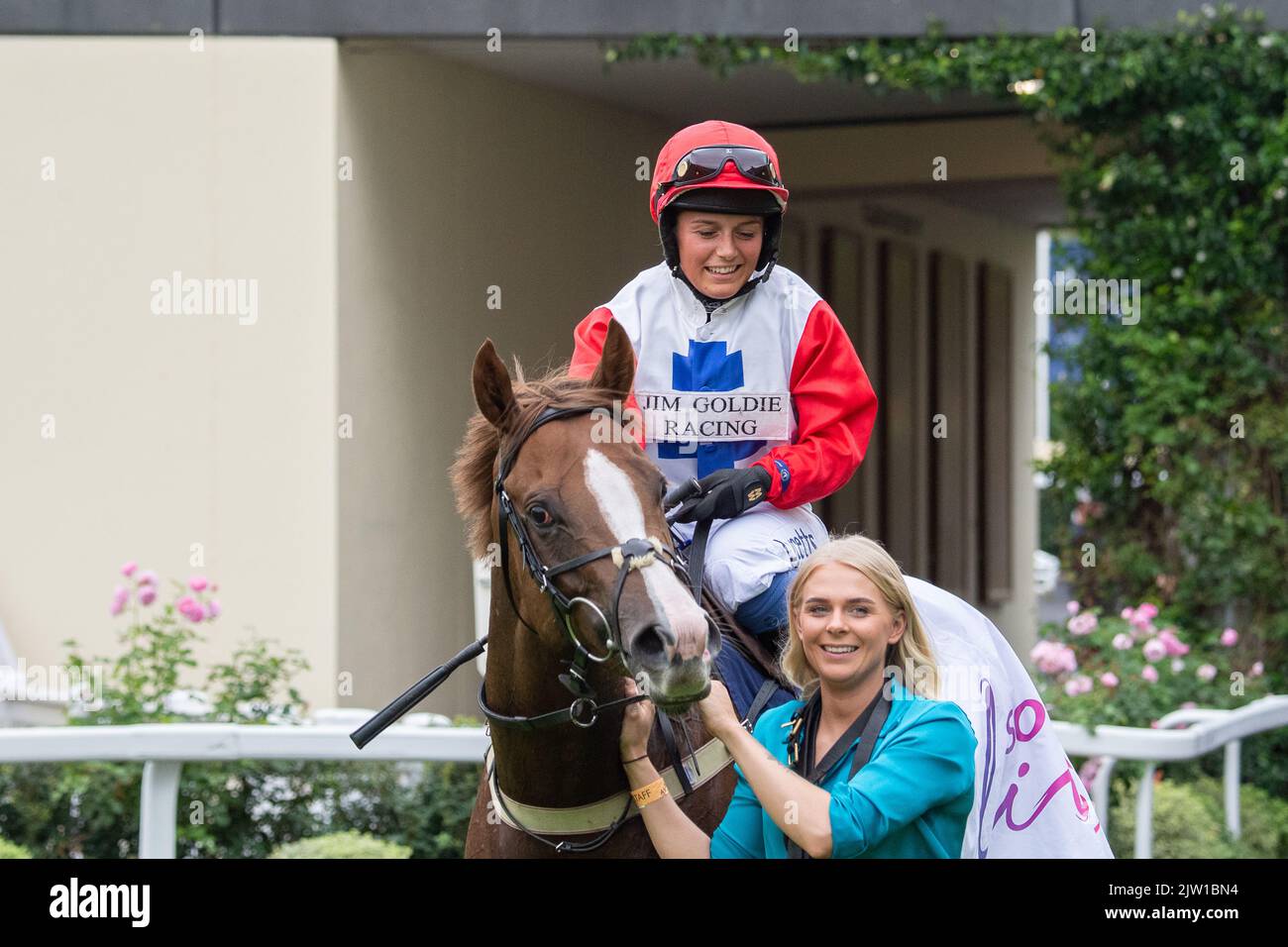 Ascot, Bergen, Großbritannien. 2.. September 2022. Horse Sound of Iona unter Jockey Amie Waugh gewinnt die Handicap-Einsätze der Bateaux London-Stutfohlen am Ascot Racecourse September Racing Weekend. Besitzer Herr und Frau G Grant und die widerstrebenden Freier. Trainer Jim Goldie, Glasgow. Quelle: Maureen McLean/Alamy Live News Stockfoto