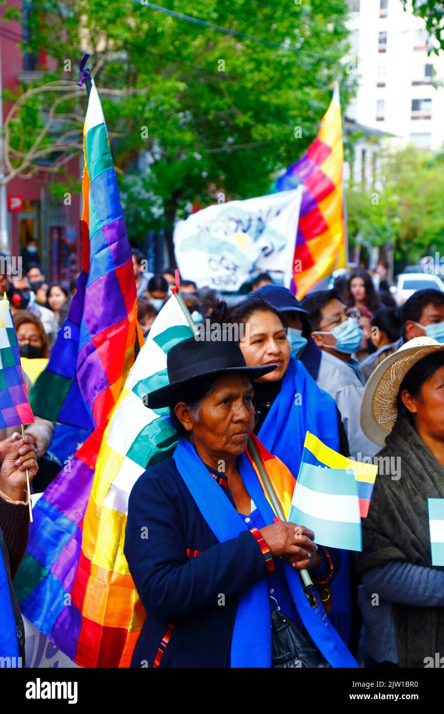 Sopocachi, La Paz, Bolivien, 2.. September 2022: Mitglieder der bolivianischen Nationalen Vereinigung der Indigenen und Campesina-Frauen - Bartolina Sisa Sozialbewegung versammeln sich vor der argentinischen Botschaft in La Paz, um ihre Unterstützung für Argentiniens Vizepräsidentin Cristina Fernández de Kirchner zu zeigen, die gestern Abend einen Attentat vor ihrem Haus in Buenos Aires knapp überlebte. Fernández de Kirchner, die von 2007 bis 2015 auch Argentiniens Präsidentin war, war eine langjährige Verbündeter der linken Regierung und regierenden MAS-Partei Boliviens und des ehemaligen Präsidenten Evo Morales Ayma. Stockfoto