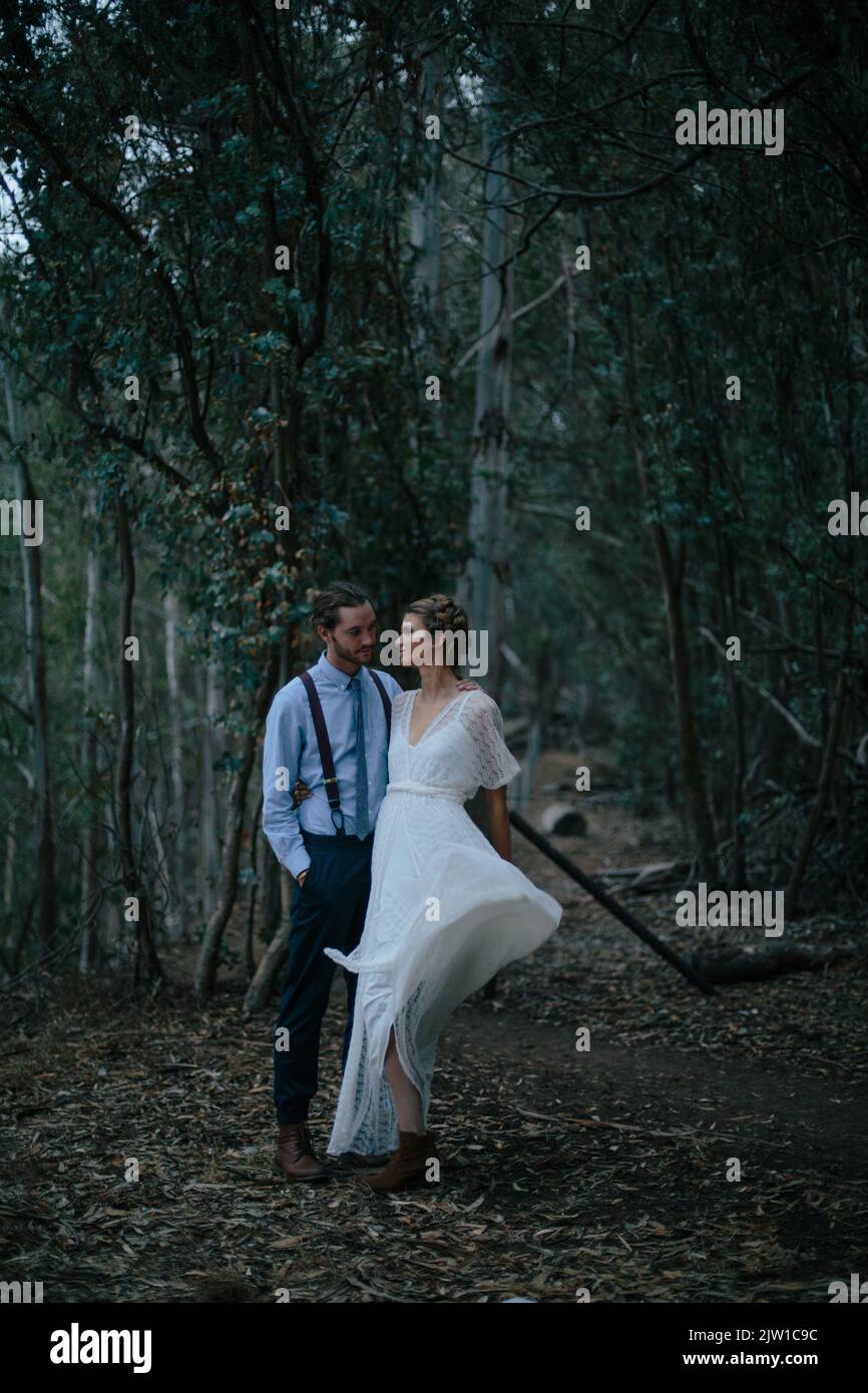 Eloped Braut und Bräutigam stehen zusammen in Muir Woods, Kalifornien Stockfoto