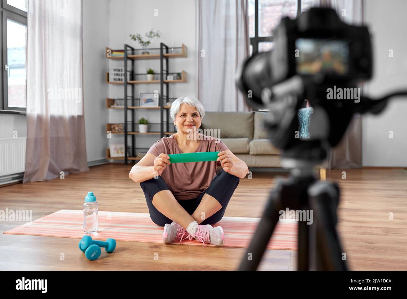 Frau oder Fitness-Bloggerin mit Kamera zu Hause Stockfoto