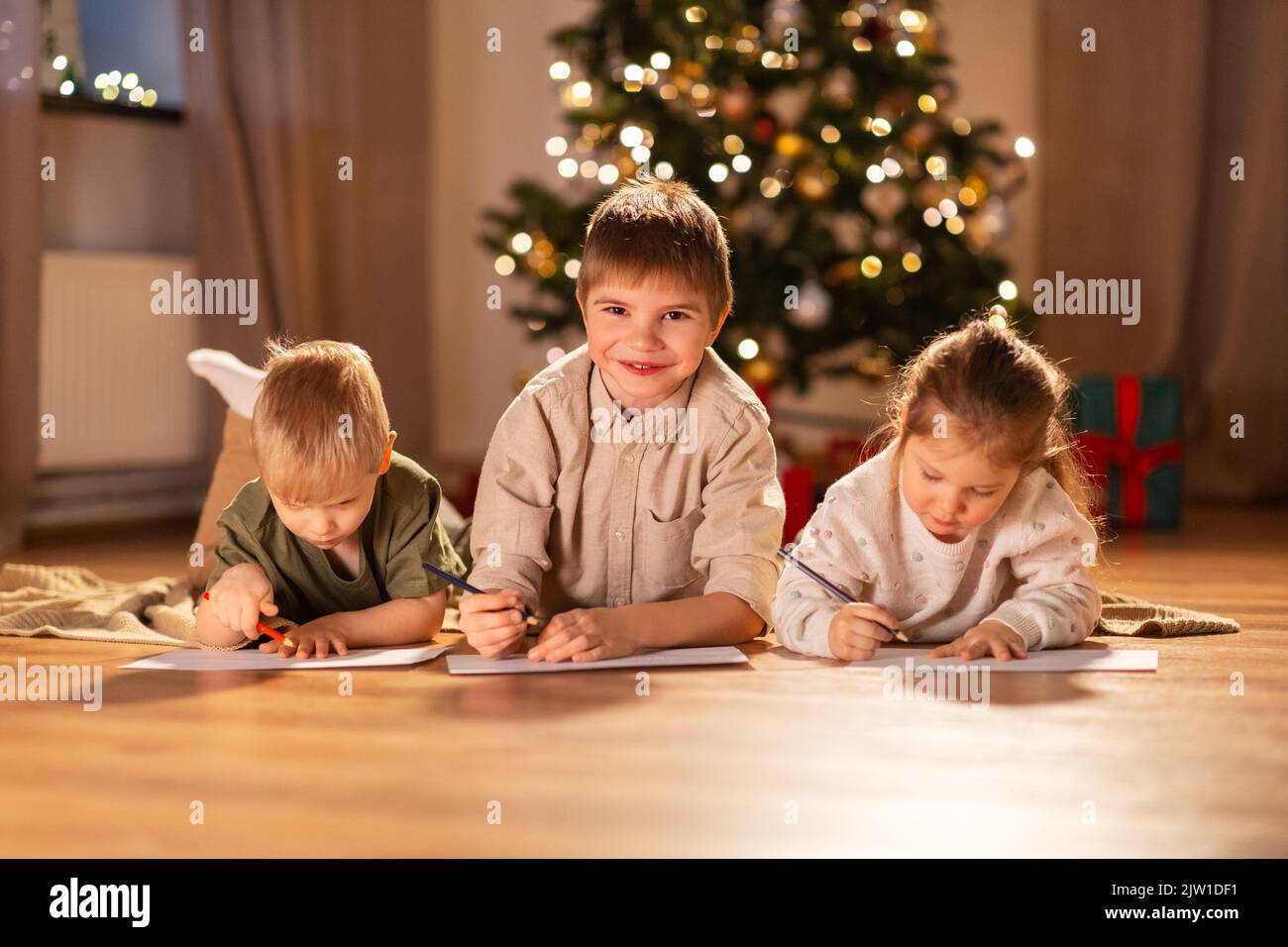 Glückliche Kinder zeichnen Weihnachten zu Hause Stockfoto