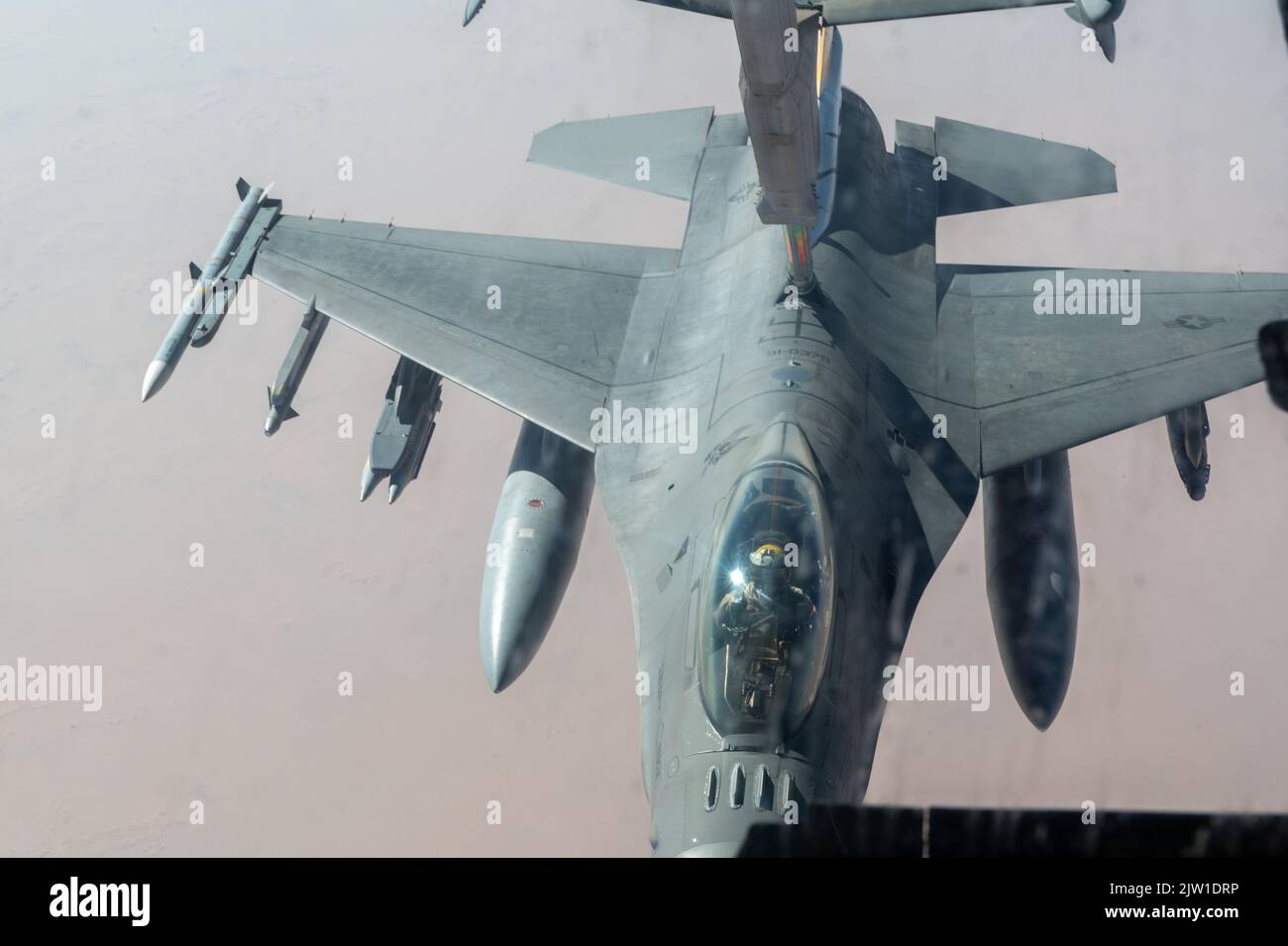 Eine F-16 Kampffalke, die der Expeditionary Fighter Squadron 79. zugewiesen wurde, erhält Lufttankungsunterstützung von einem KC-10 Extender, der der Expeditionary Air Fuel Squadron 908. zugewiesen wurde, über den Zuständigkeitsbereich des US Central Command, 31. August 2022. Die Mission der 9. Air Force (Air Forces Central) besteht darin, eine integrierte Kampagne mit regionalen und Koalitionsnationen durchzuführen, um regionale Aggressoren und globale Konkurrenten abzuschrecken und, falls nötig, zu besiegen. (USA Foto der Luftwaffe von Staff Sgt. Shannon Bowman) Stockfoto