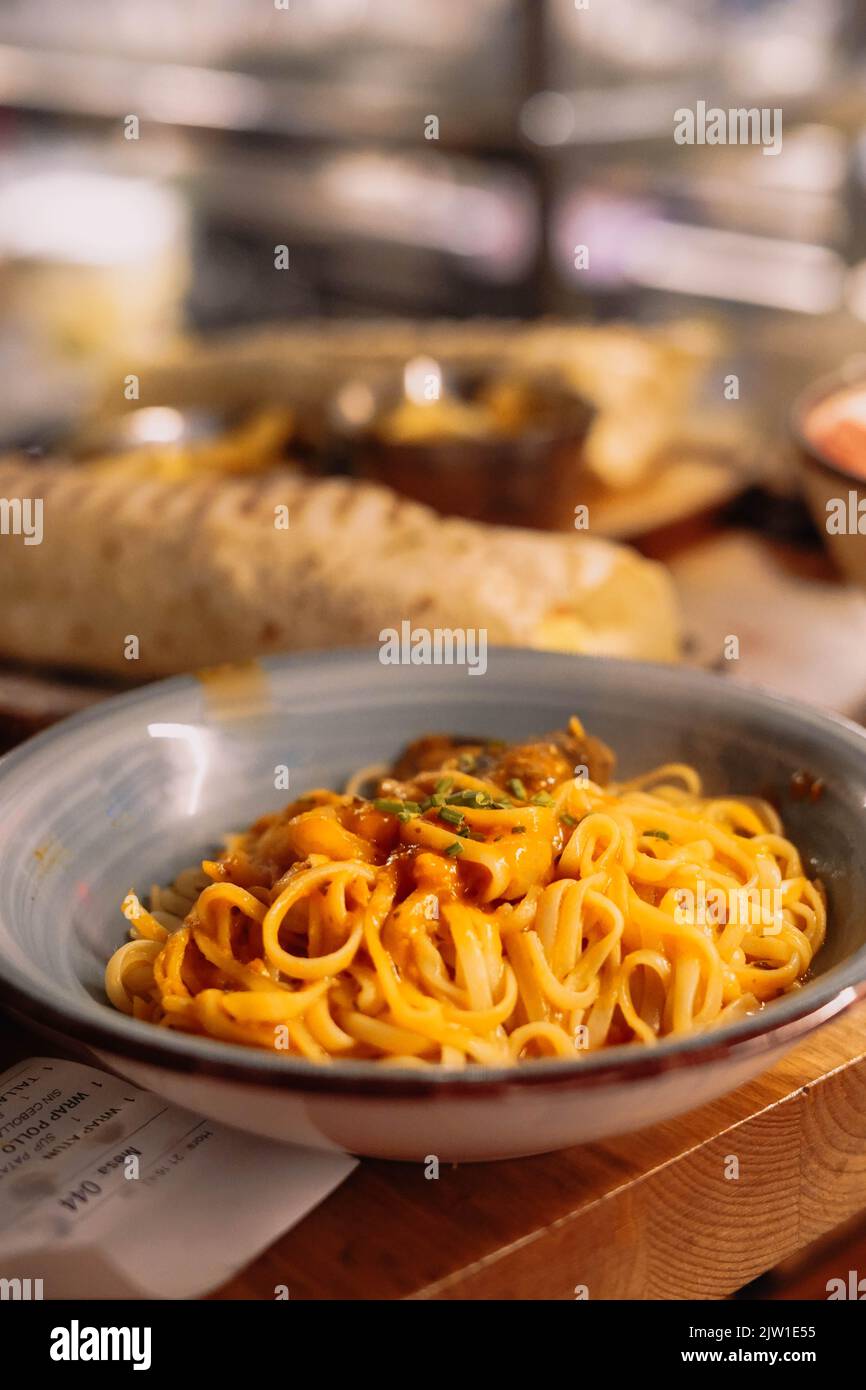 Ein Teller mit Spaghetti mit Bolognese-Sauce Stockfoto