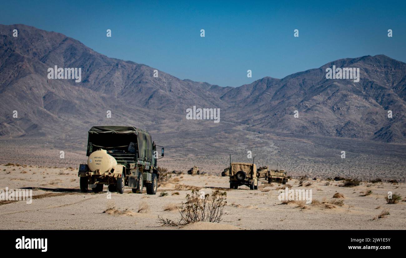 Ein Konvoi von 2. Panzerbrigade-Kampfteam, 1. Fahrzeuge der Infanterie-Division, reist zu seinem nächsten Checkpoint innerhalb der „Box“ im National Training Center auf Fort Irwin, Kalifornien, 6. August 2022. Die Brigade nahm an der Rotation 22-09 bei NTC Teil, um ihre Einsatzbereitschaft zu testen. (USA Armeefoto von PFC. Joshua Holladay, 19. Public Affairs Detachment) Stockfoto