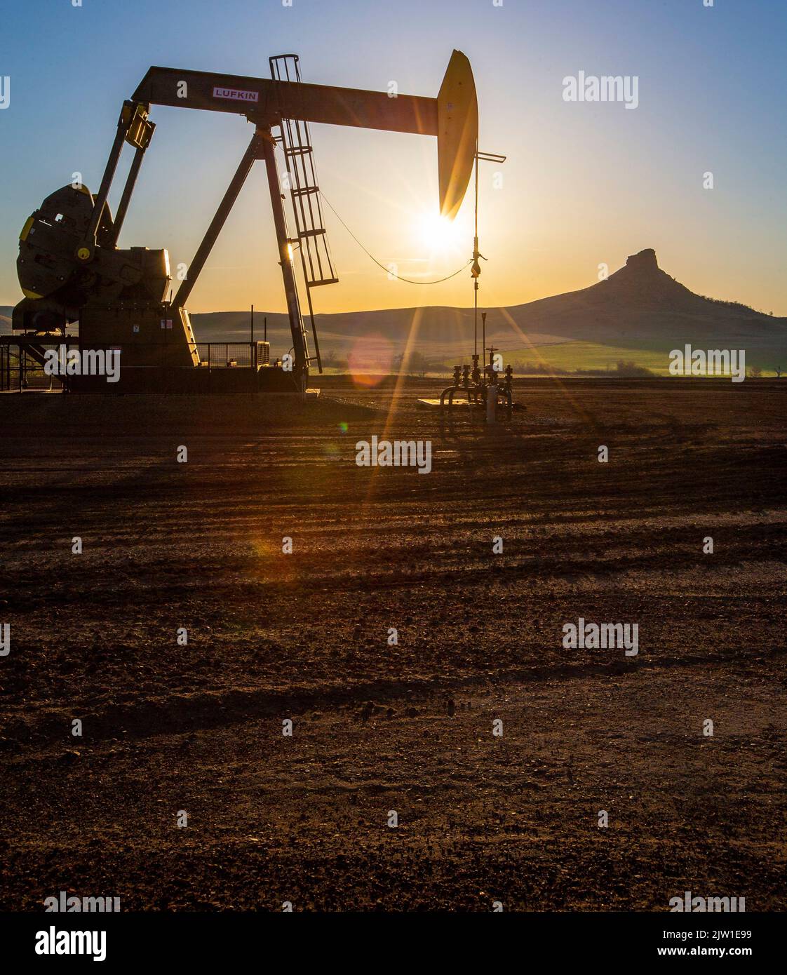 Pumpjacks und Bohraktivitäten im Gebiet Keene, ND Stockfoto