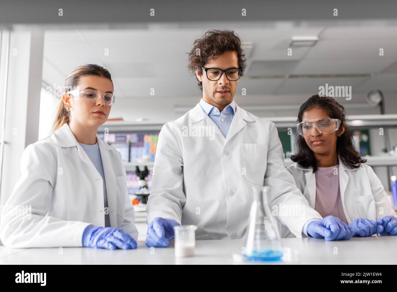 Wissenschaftler mit Chemikalien, die im Labor arbeiten Stockfoto