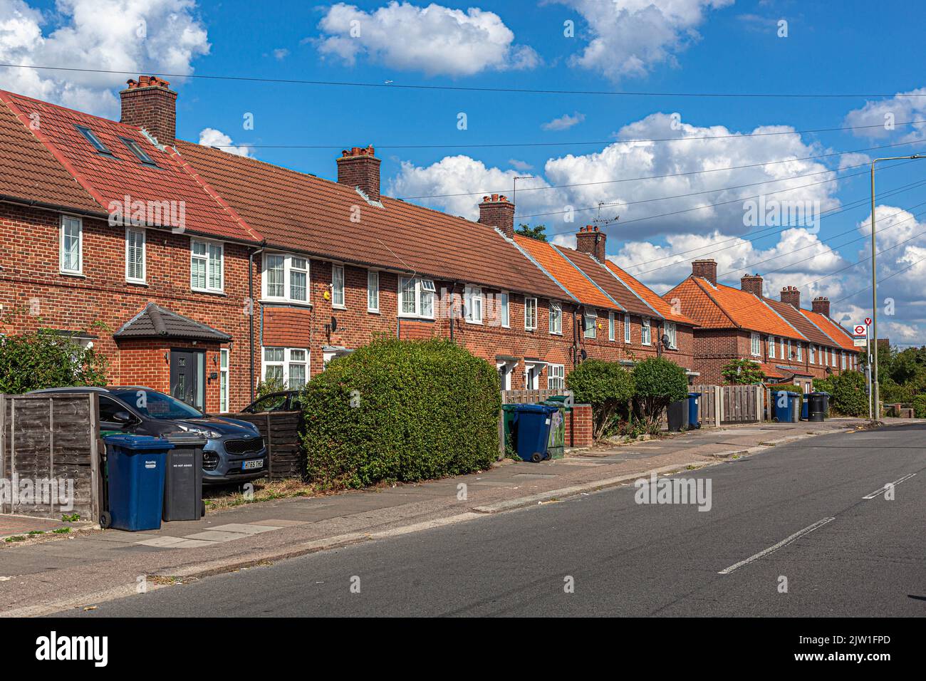 Straßenszene auf der Deansbrook Road, High Street, Edgware, HA8, England, VEREINIGTES KÖNIGREICH. Stockfoto