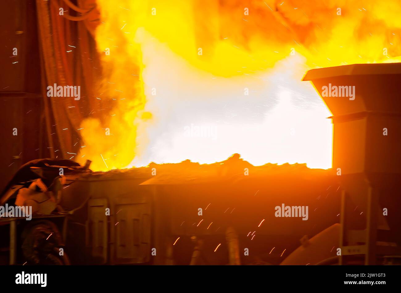 Schrott wird in einem Lichtbogenofen in der Schmelzerei in Severstal Columbus, 22. Oktober 2011, in Columbus, Mississippi, geschmolzen. Stockfoto