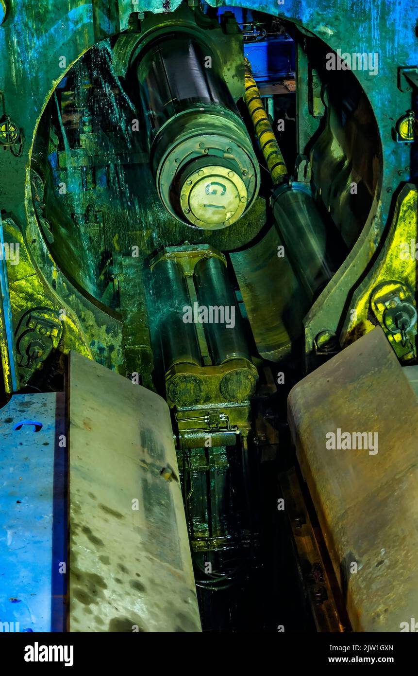 In der Heißmühle in Severstal Columbus, 22. Oktober 2011, in Columbus, Mississippi, werden Maschinen zum Spulen von geschmolzenem Stahl eingesetzt. Stockfoto