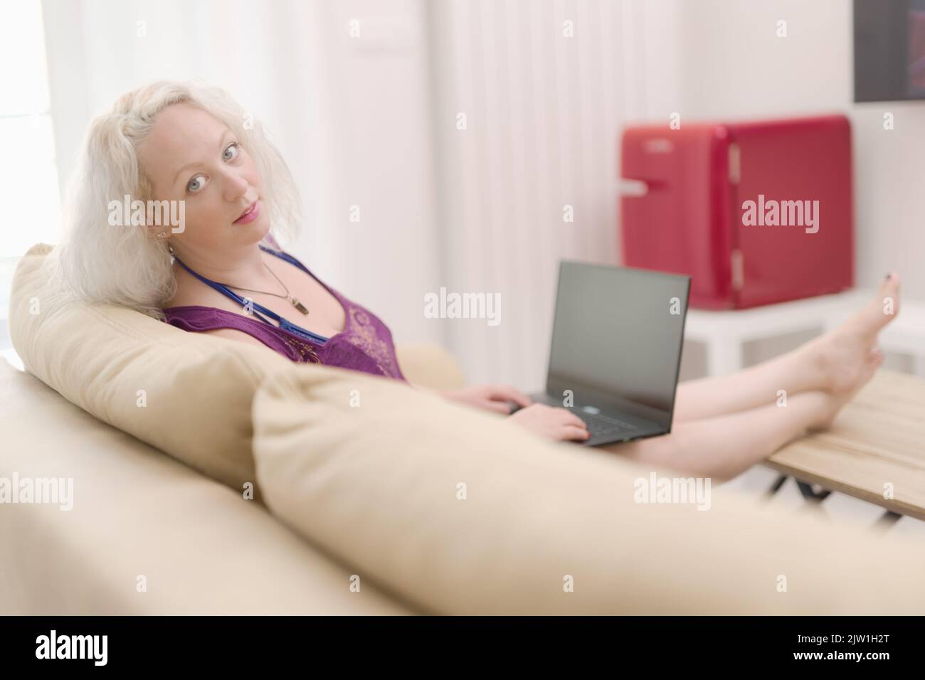 Blonde Frau arbeitet von zu Hause aus Stockfoto