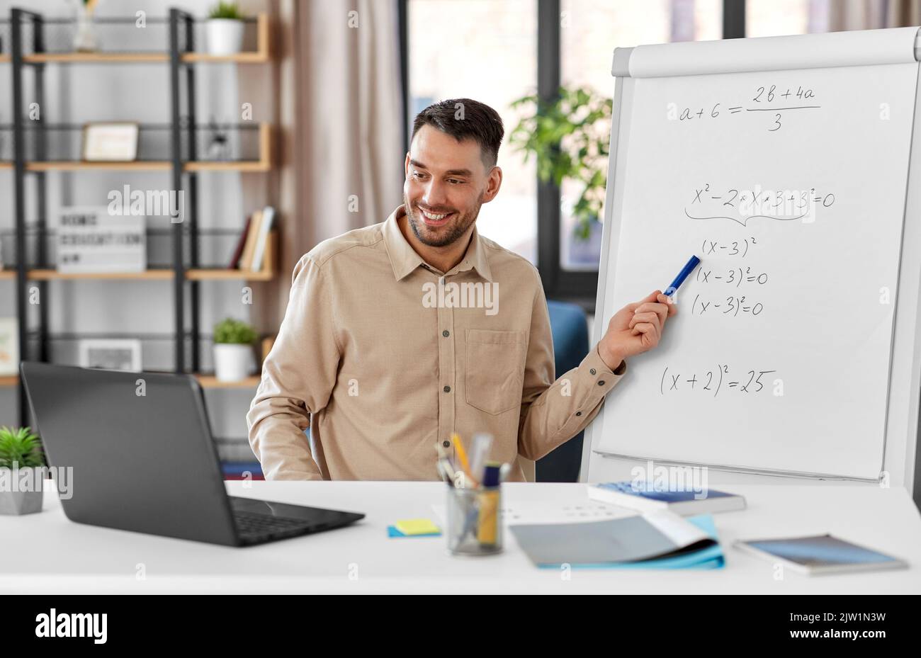 Mathematiklehrer mit Laptop hat Online-Klasse zu Hause Stockfoto