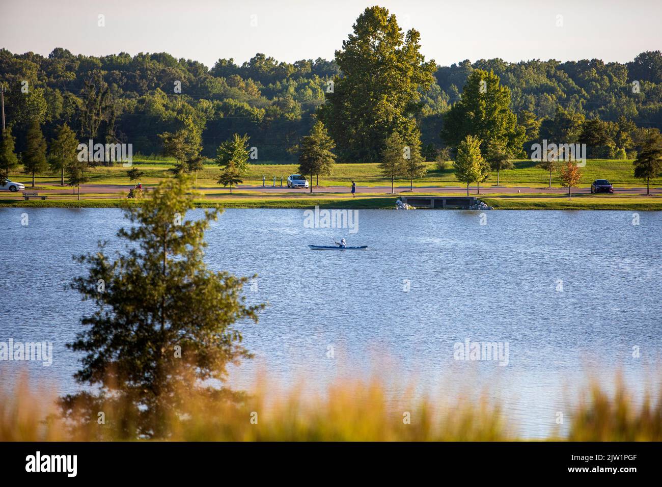 Ein Kajakfahrer am Patriot Lake im Shelby Farms Park, Memphis, TN. Am 31. August 2022. Stockfoto
