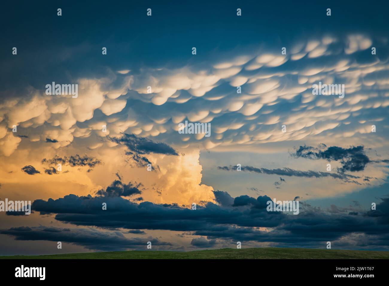 Mammatus Wolken über einer Farm Straße in South Dakota, in der Nähe von Belle Fourche Stockfoto