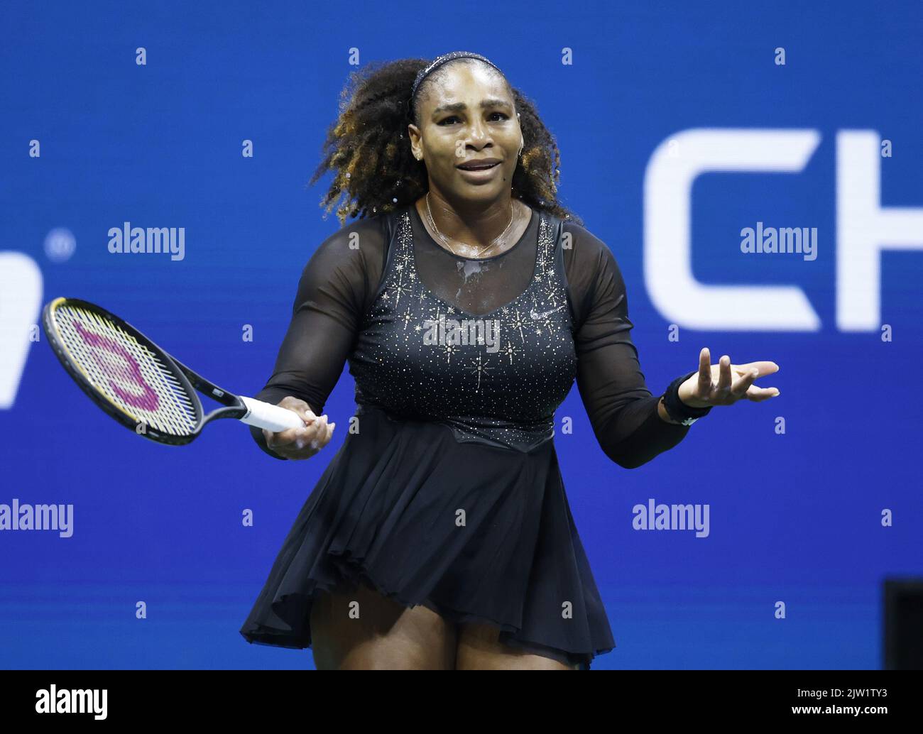 Flushing Meadow, USA. 02. September 2022. Serena Williams reagiert, nachdem sie am Donnerstag, den 2. September 2022, bei den US Open Tennis Championships 2022 im Arthur Ashe Stadium im USTA Billie Jean King National Tennis Center in New York City einen Punkt gegen Ajla Tomljanovic aus Australien verloren hatte. Serena kündigte letzten Monat an, dass sie sich vom Tennis entfernen wird, um sich auf den Familienzubau und andere Aktivitäten zu konzentrieren. Foto von John Angelillo/UPI Credit: UPI/Alamy Live News Stockfoto