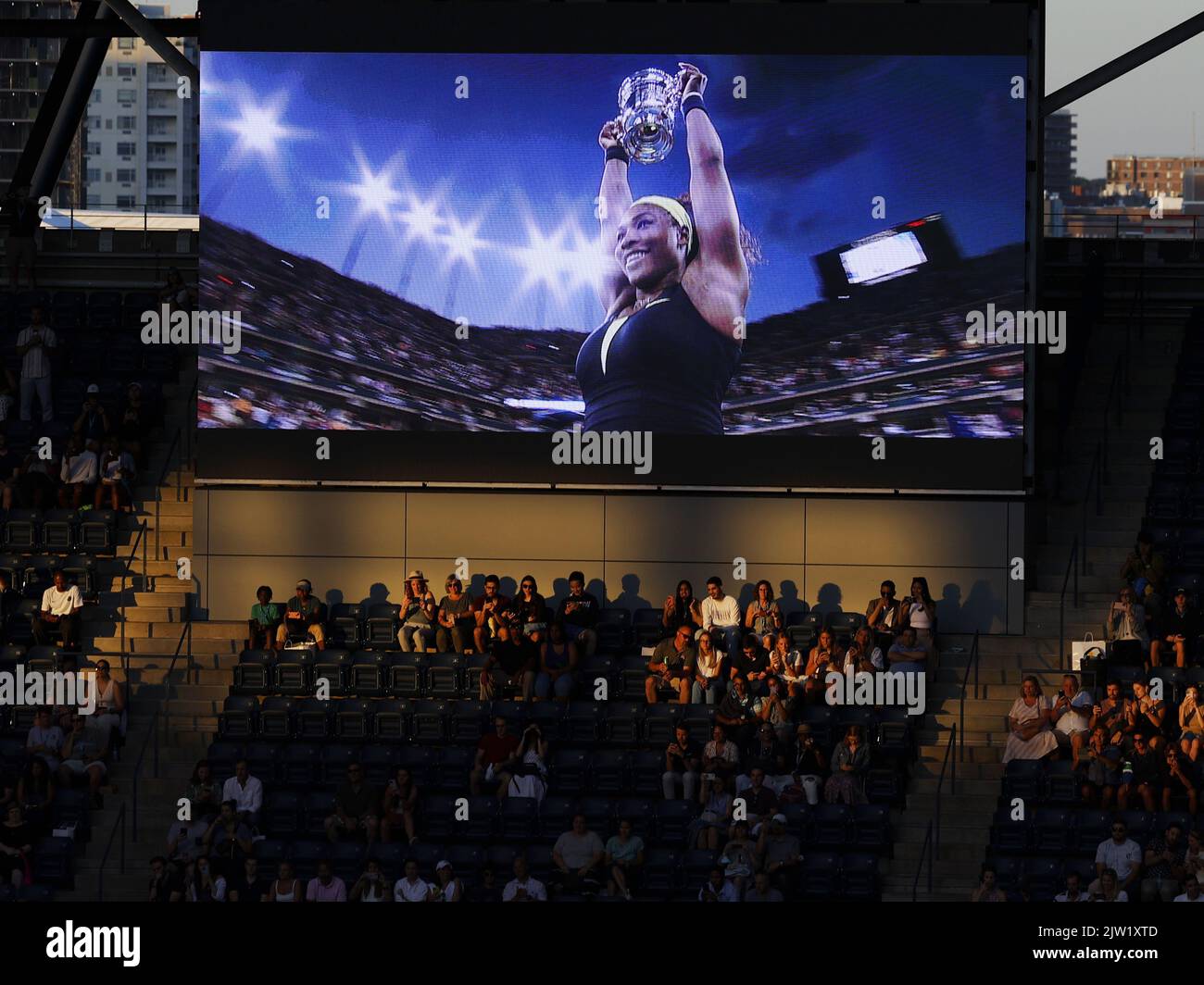 Flushing Meadow, USA. 02. September 2022. Ein Video mit Serena Williams wird auf den Großbildschirmen ausgestrahlt, bevor Serena am Donnerstag, den 2. September, bei den US Open Tennis Championships 2022 im Arthur Ashe Stadium im USTA Billie Jean King National Tennis Center in New York City Ajla Tomljanovic aus Australien spielt. 2022. Serena kündigte letzten Monat an, dass sie sich vom Tennis entfernen wird, um sich auf den Familienzubau und andere Aktivitäten zu konzentrieren. Foto von John Angelillo/UPI Credit: UPI/Alamy Live News Stockfoto