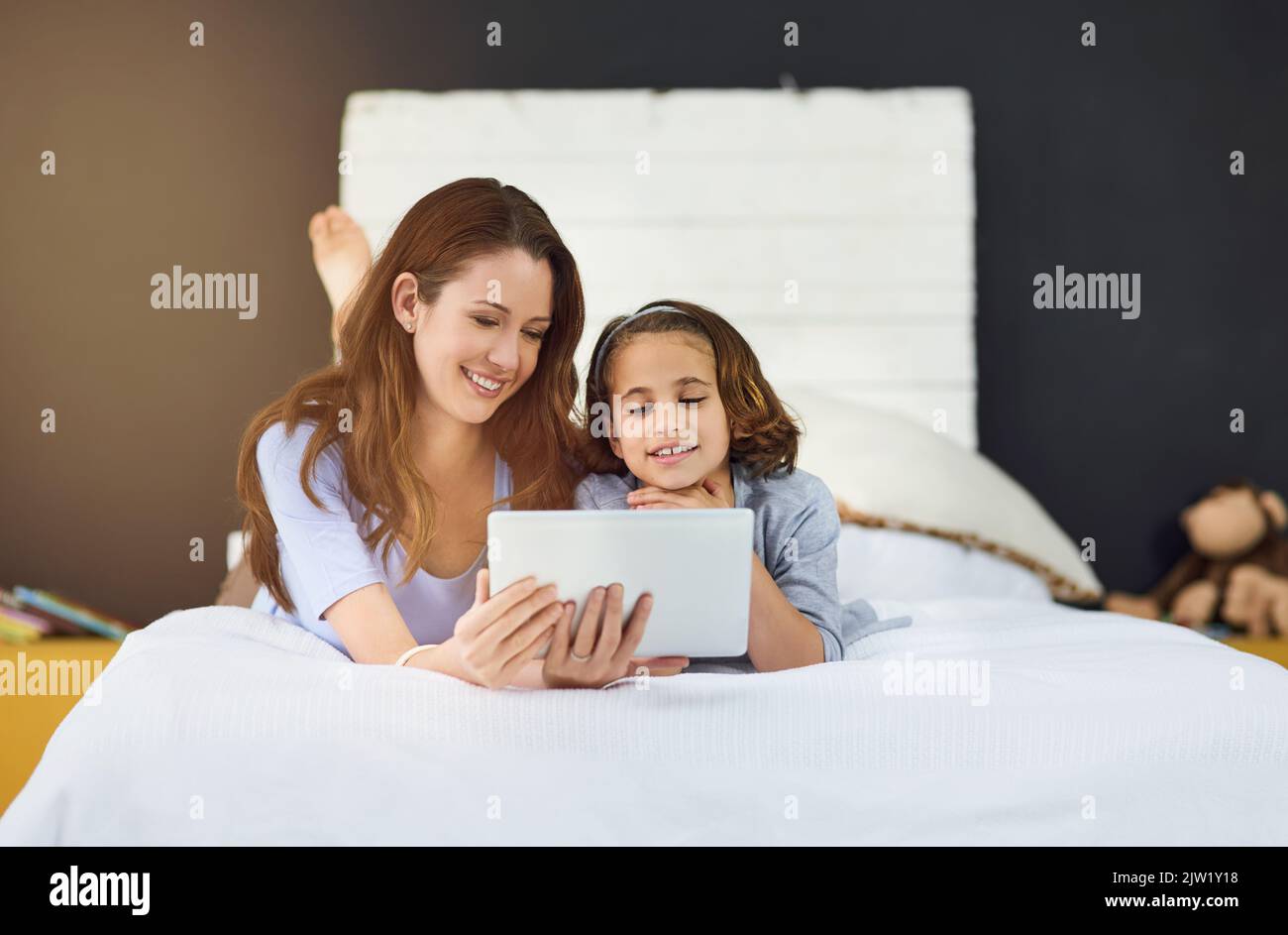 Heutzutage geht es bei Kindern um Technik. Ganzkörperaufnahme einer Mutter und ihrer Tochter mit einem digitalen Tablet. Stockfoto