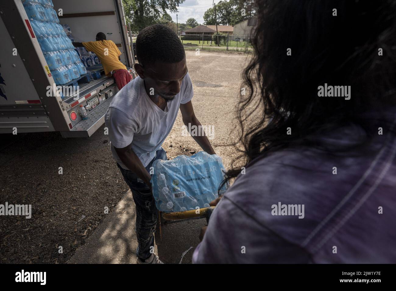 Jackson, USA. 02. September 2022. Ein Freiwilliger entlädt einen Lastwagen voller Wasserflaschen, die am Freitag, den 2. September 2022, an die Residenzen von Jackson, MS, verteilt werden. Jackson erlebt seinen fünften Tag ohne zuverlässige Wasserversorgung, nachdem die Hauptbehandlungsanlage aufgrund von Flußüberflutungen gescheitert war. Foto von Ken Cedeno/UPI Credit: UPI/Alamy Live News Stockfoto