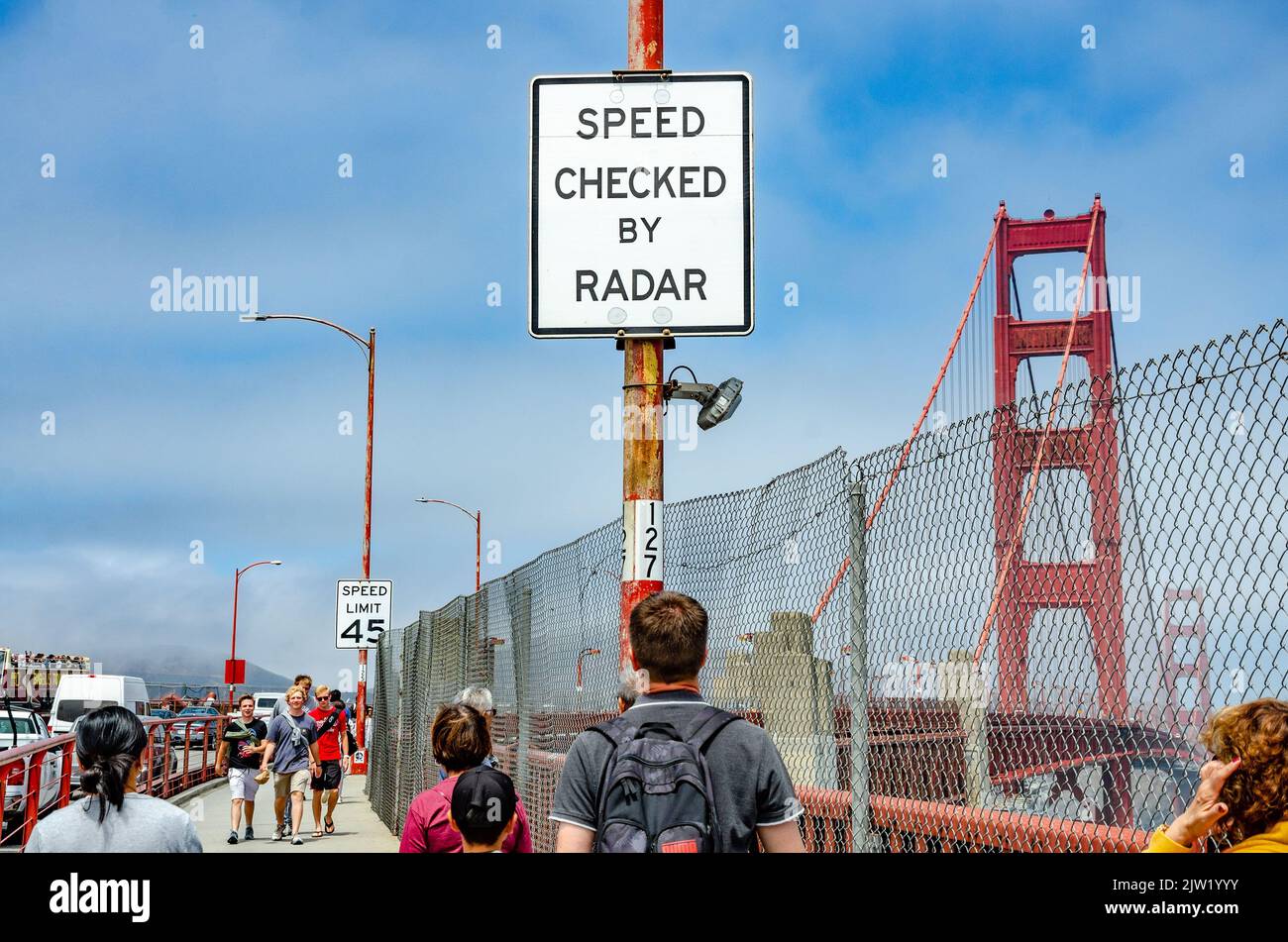 Ein weißes Straßenschild auf der Golden Gate Bridge in San Francisco warnt die Fahrer, dass die Geschwindigkeit per Radar überprüft wird. Stockfoto
