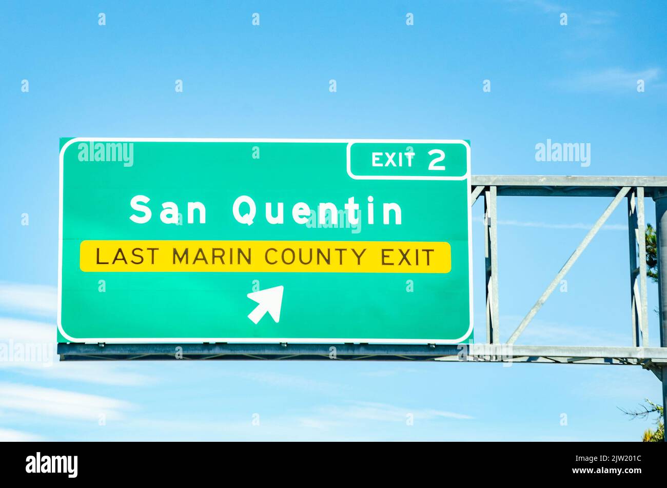 Ein großes, grünes Straßenschild, das die Fahrer darüber informiert, dass sie sich der Ausfahrt 2 nach San Quentin auf einer Autobahn in Kalifornien, USA, nähern Stockfoto