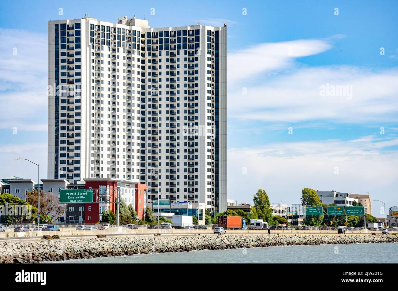 Das Pacific Park Plaza ist ein moderner Block neben der Interstate 80 in Emeryville, Kalifornien, USA Stockfoto