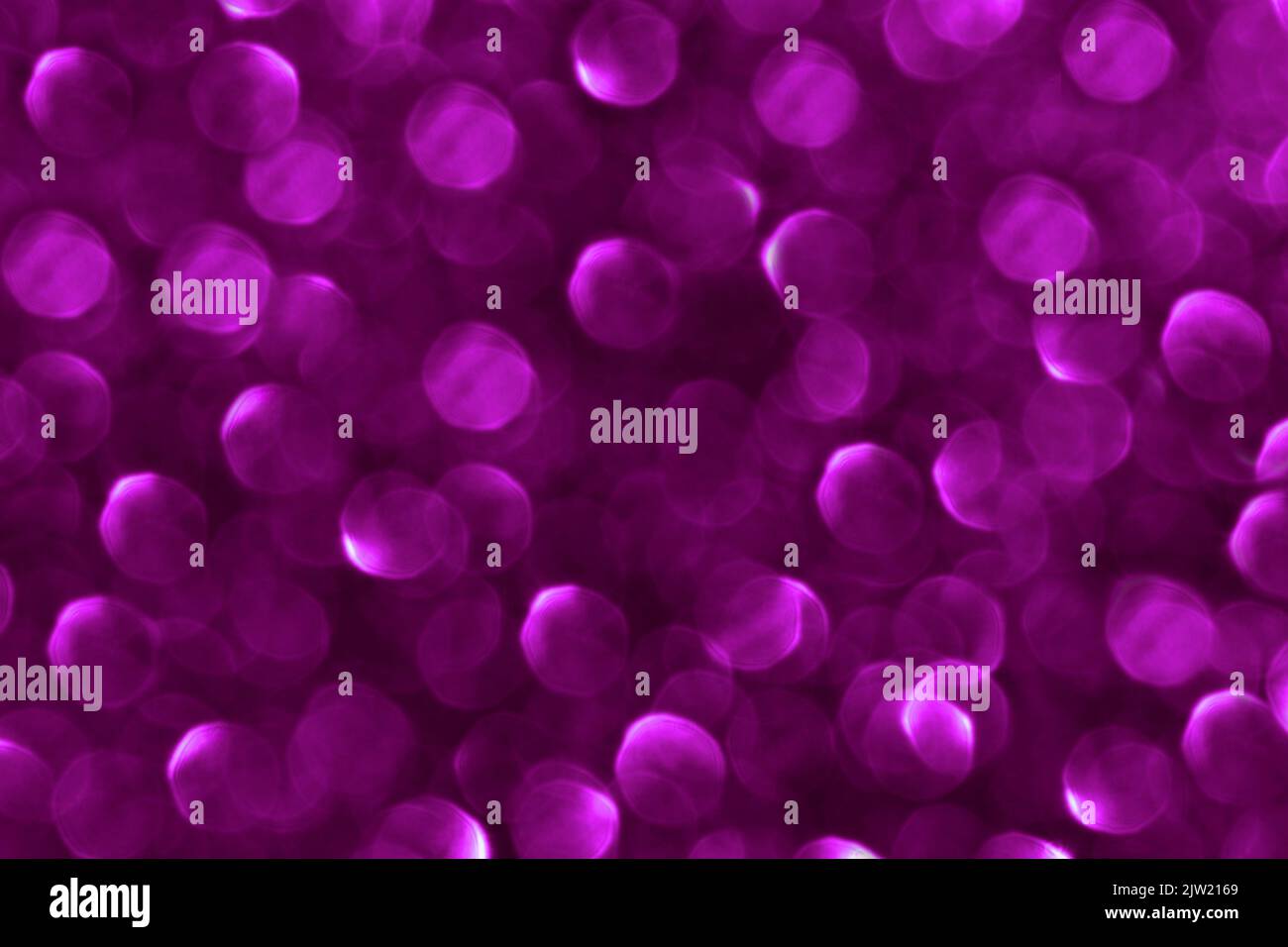 Violett-violetter Bokeh-Hintergrund. Foto kann für Weihnachten, Neujahr und alle Feste Hintergründe verwendet werden. Stockfoto