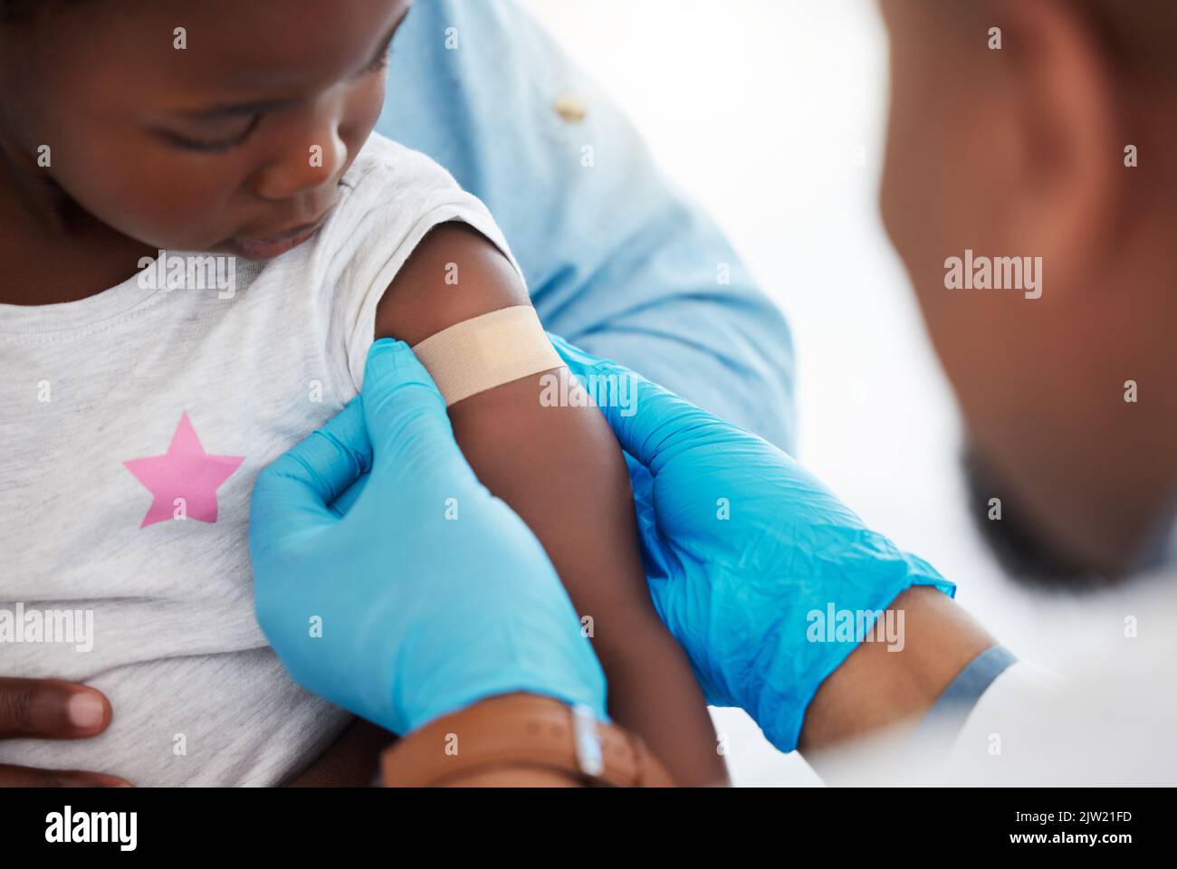 Arzt, Gesundheitsfachkraft und Arzt mit Gips auf dem Arm des kranken Kindes nach covid-Impfstoff, Durchführung von Untersuchungen nach Verletzungen und vor zu schützen Stockfoto