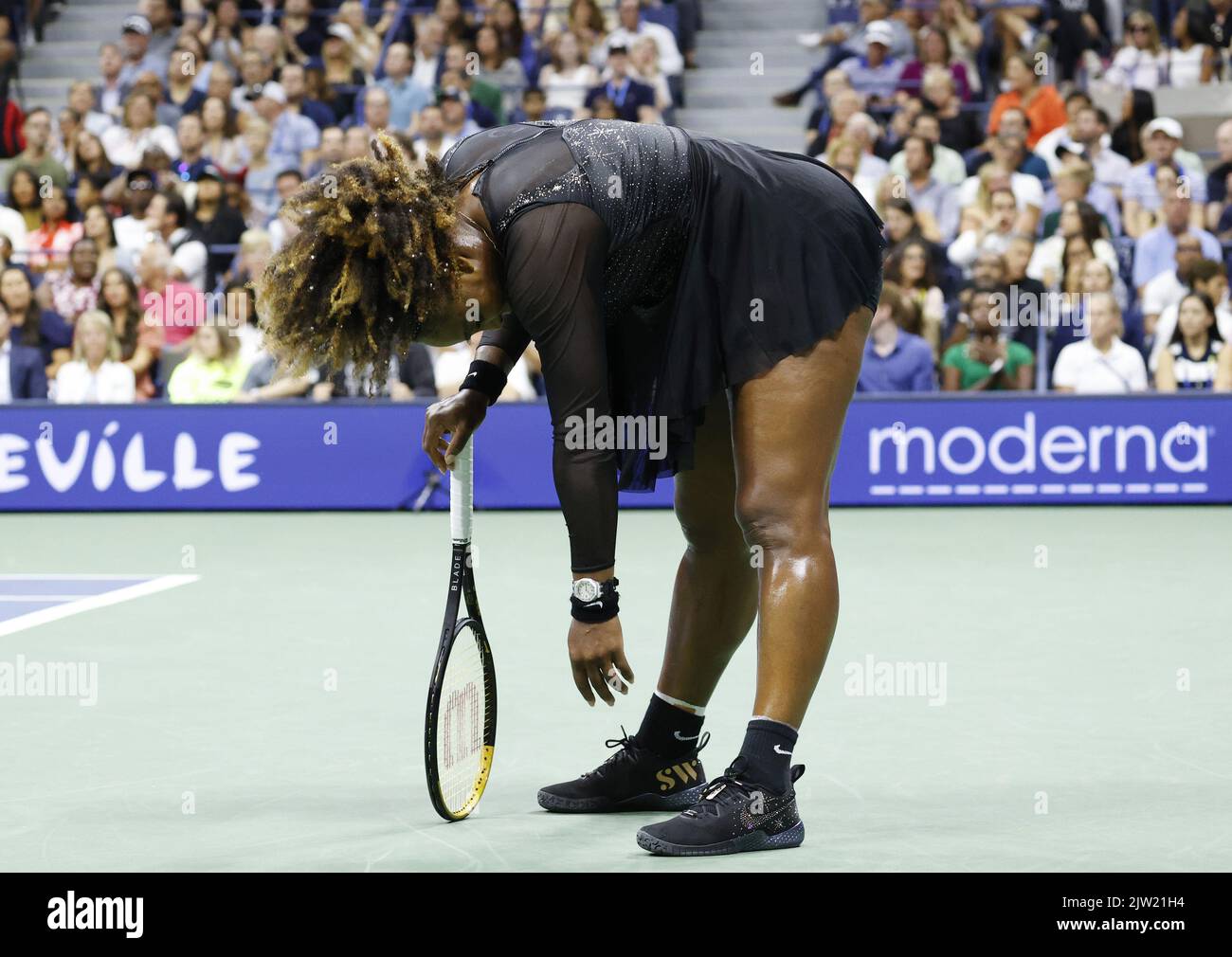 Flushing Meadow, USA. 02. September 2022. Serena Williams reagiert darauf, nachdem sie am Freitag, den 2. September 2022, einen Punkt in der 2. gegen den Australier Ajla Tomljanovic in der dritten Runde bei den US Open Tennis Championships 2022 im Arthur Ashe Stadium im USTA Billie Jean King National Tennis Center in New York City verloren hatte. Serena kündigte letzten Monat an, dass sie sich vom Tennis entfernen wird, um sich auf den Familienzubau und andere Aktivitäten zu konzentrieren. Foto von John Angelillo/UPI Credit: UPI/Alamy Live News Stockfoto