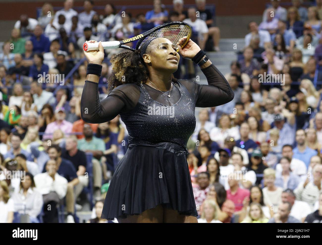 Flushing Meadow, USA. 02. September 2022. Serena Williams reagiert darauf, nachdem sie am Freitag, den 2. September 2022, einen Punkt in der 2. gegen den Australier Ajla Tomljanovic in der dritten Runde bei den US Open Tennis Championships 2022 im Arthur Ashe Stadium im USTA Billie Jean King National Tennis Center in New York City verloren hatte. Serena kündigte letzten Monat an, dass sie sich vom Tennis entfernen wird, um sich auf den Familienzubau und andere Aktivitäten zu konzentrieren. Foto von John Angelillo/UPI Credit: UPI/Alamy Live News Stockfoto